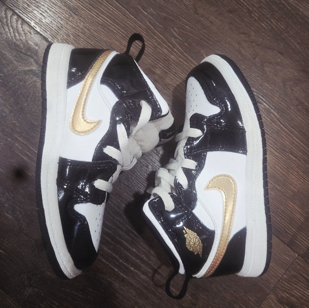 Kids Black and Gold Jordan Nike Sneakers 9c